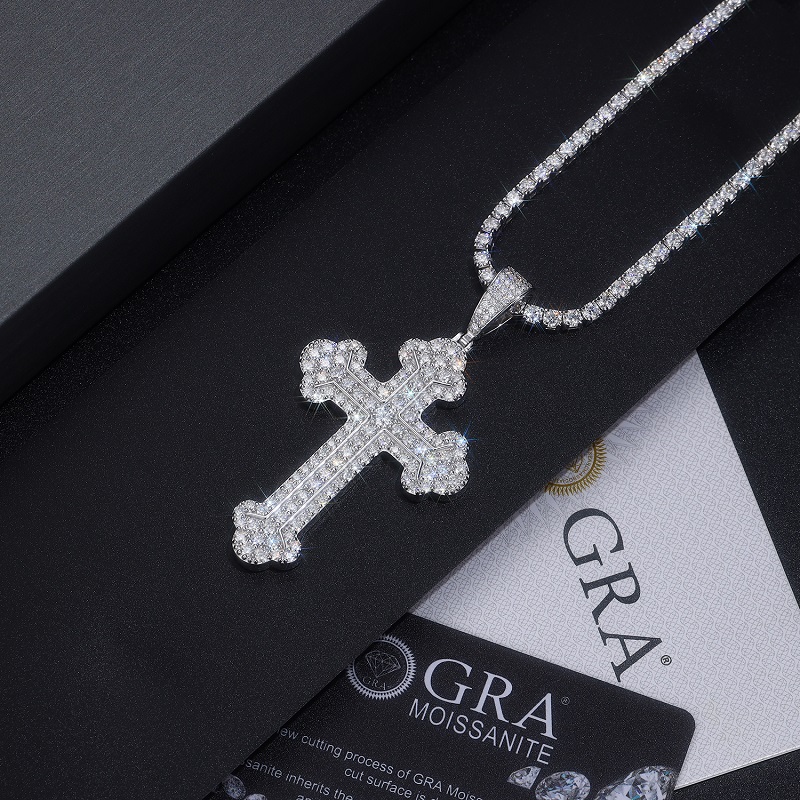 A Luxurious And Fashionable Minimalist Jewelry Pendant Necklace Featuring Top-quality Moissanite, Made Of S925 Silver Electroplated With Platinum.