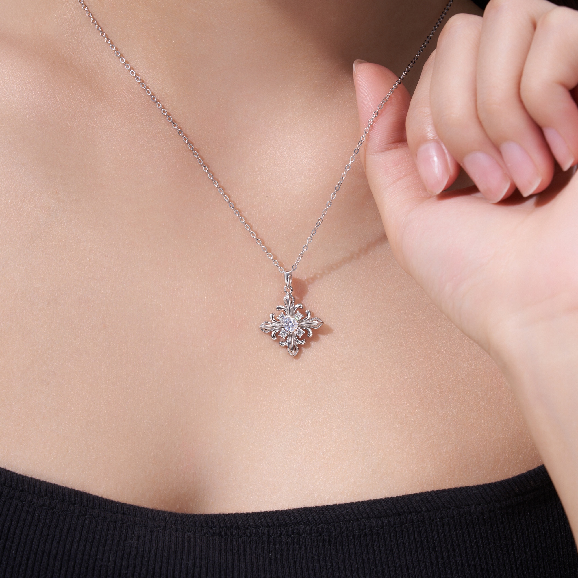 A Luxurious And Fashionable Minimalist Jewelry Pendant Necklace With 0.3 Carats Of Top-quality Morganite, Made Of S925 Silver Electroplated With Platinum.