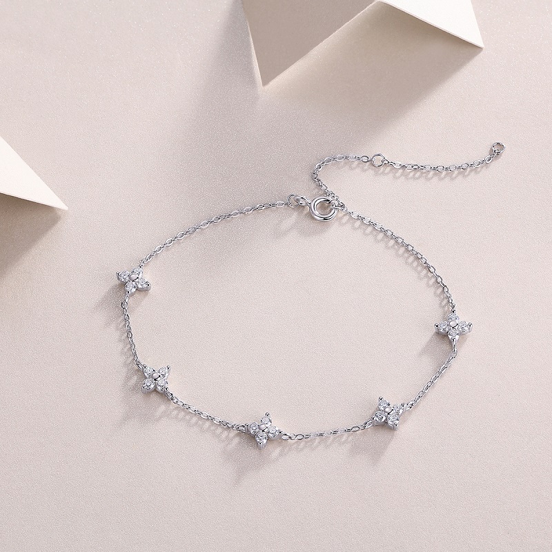 A Luxurious And Fashionable Minimalist Jewelry Bracelet Featuring Top-quality Moissanite, Made Of S925 Silver Electroplated With Platinum.