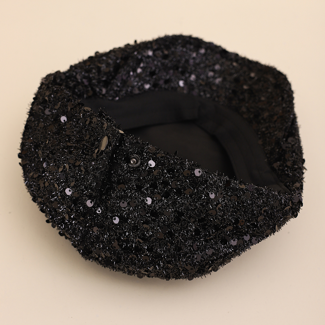 Fashionable Plain-color Sequined Forward Hat - Classic And Versatile, With Lustrous Petal-like Brim. Suitable For Stage Performances.