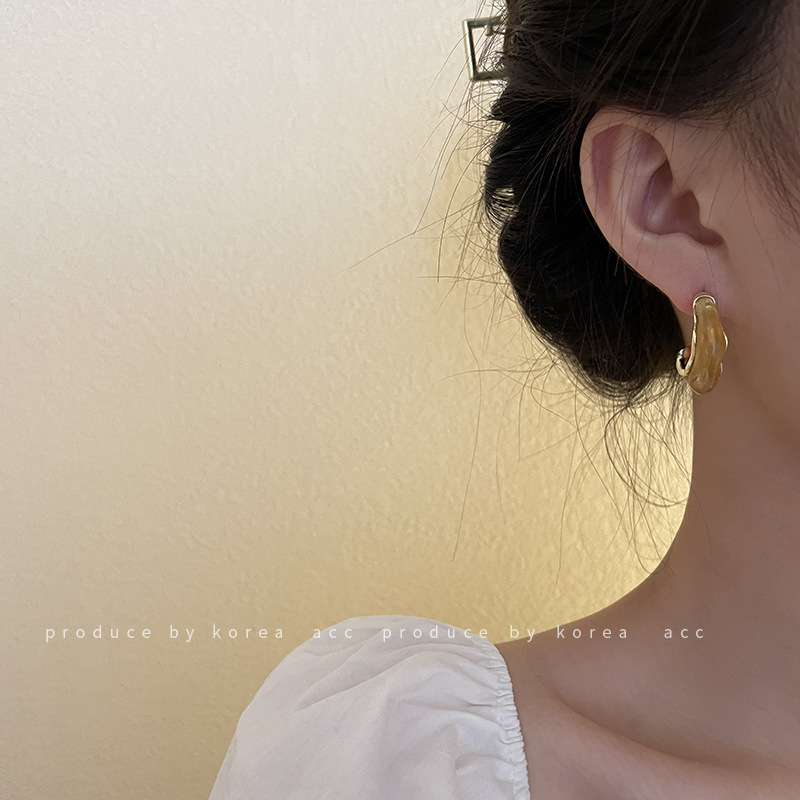 Acrylic Pearl C-shaped Earrings European And American Retro Light