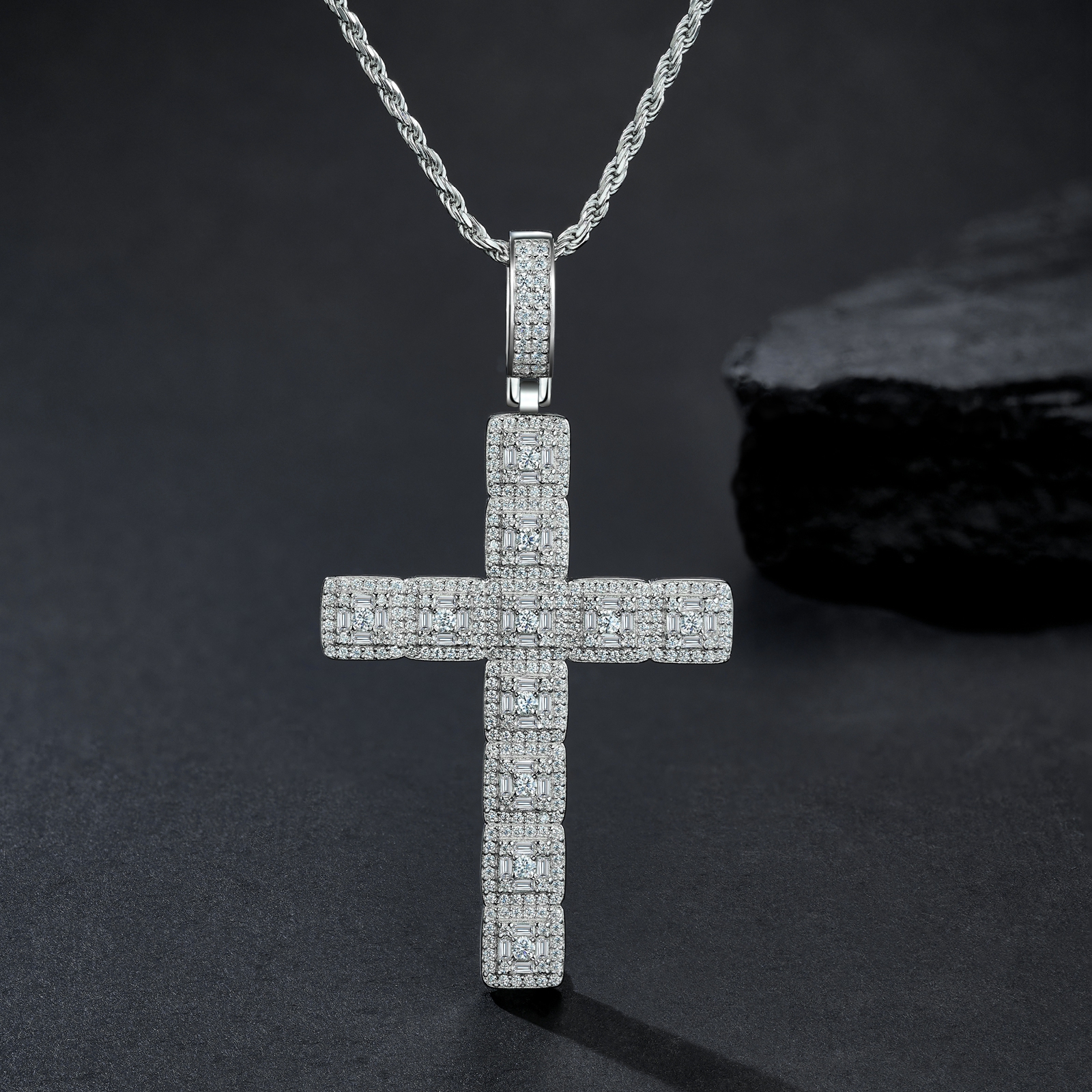 A Luxurious And Fashionable Minimalist Jewelry Pendant Necklace Featuring Top-quality Moissanite, Made Of S925 Silver Electroplated With Platinum.