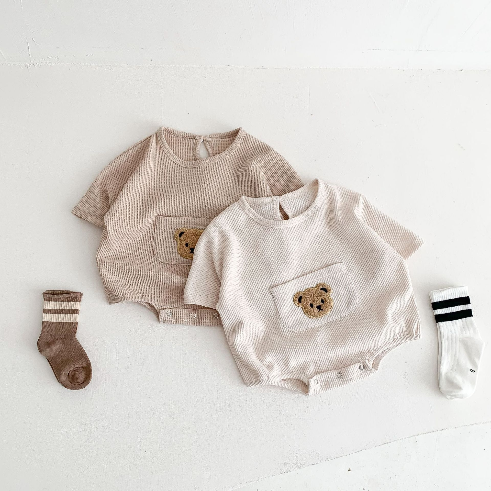 Title 8, Schattige kleine beer baby jumpsuit met korte m...