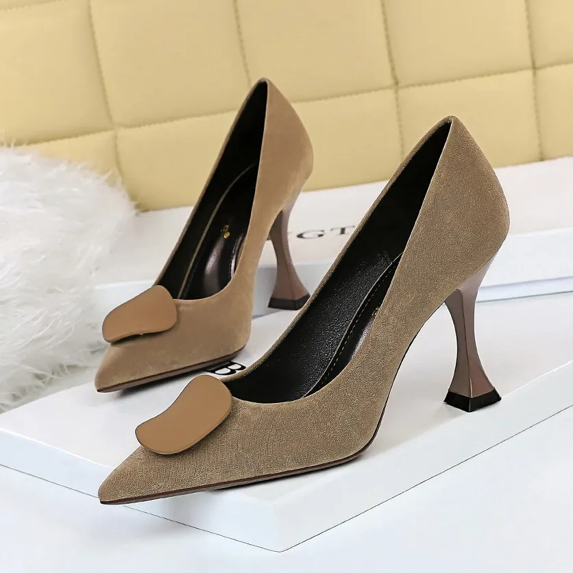 Female Stiletto Black Temperament Thick Heel Retro Professional All-match Single Shoes - Khaki