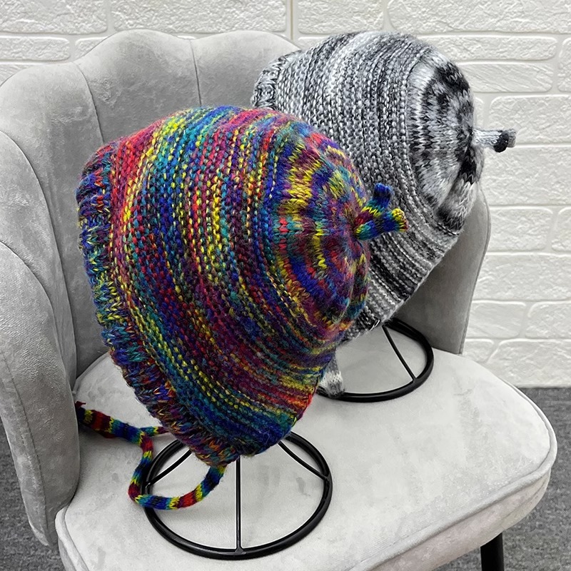 قبعة نسائية بتصميم محاك بتباين الألوان