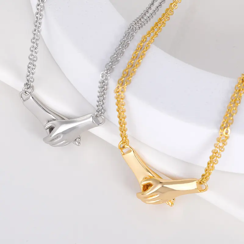 Couple Necklace Magnet Attracts a of Men and Women