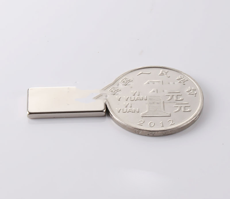 Мощный железный магнит