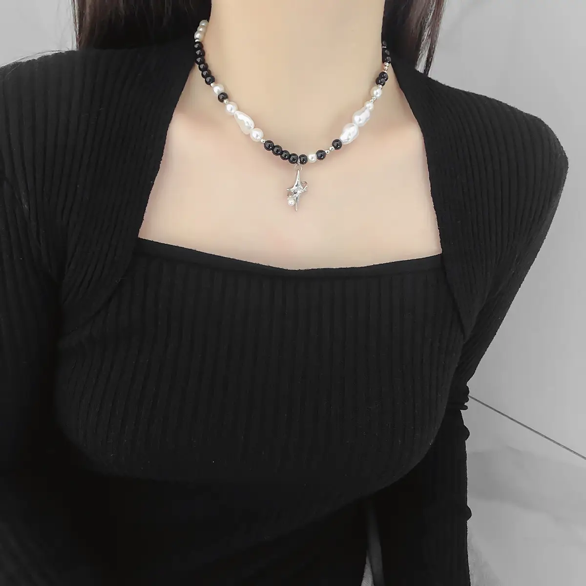 Black And White Contrast Pearl Stitching Necklace For Women