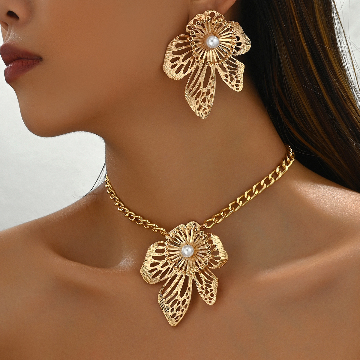 Cross-border European American Metal Style Women Jewelry Set, Floral Design Necklace & Earrings Inlaid Faux Pearl, Niche Twisted Chain Neck Ornaments For Ladies