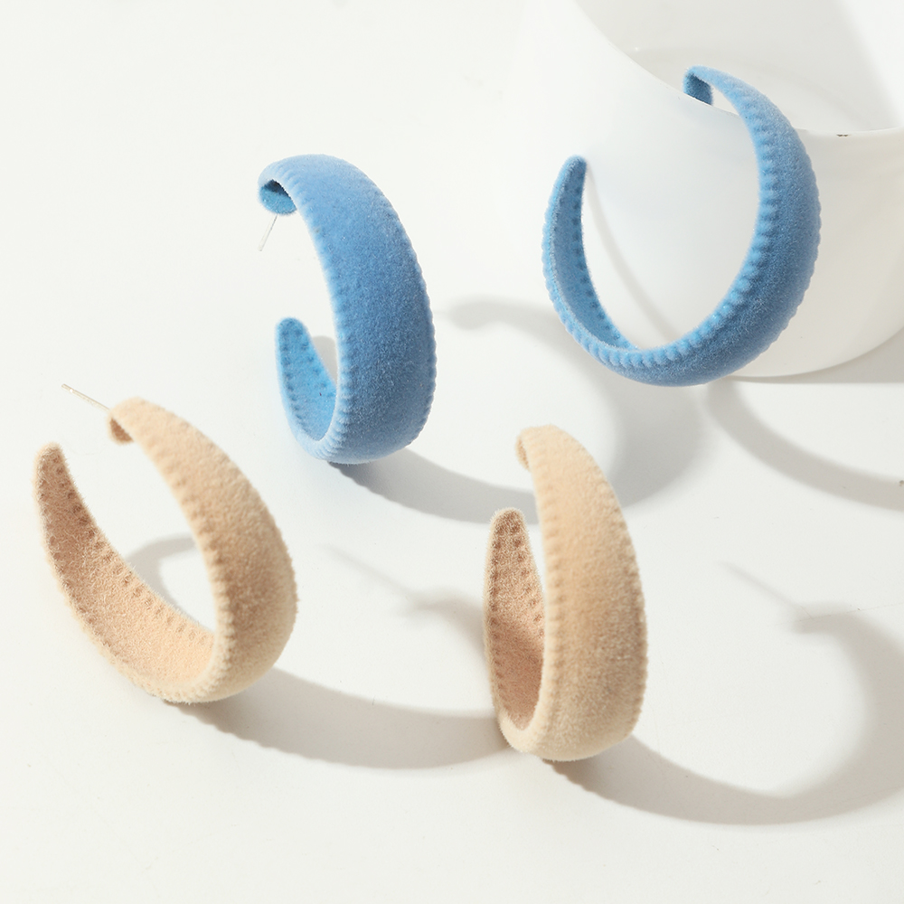 أقراط معدنية غير منتظمة بنمط عصري