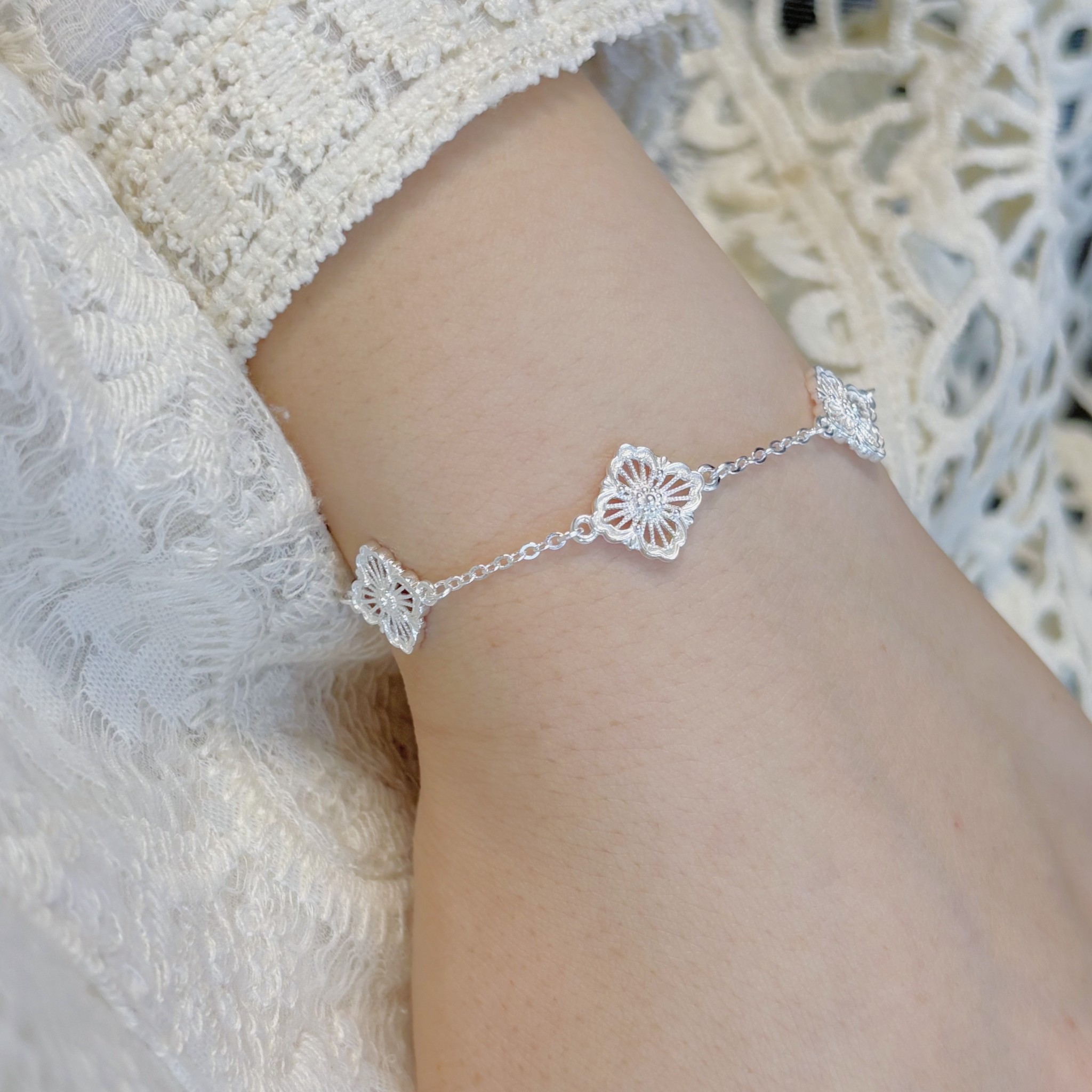 1pc 999 Sterling Silver Hollow Flower Charm Bracelet, Retro Minimalist Style, Perfect For Daily Wear And Valentine's Gift