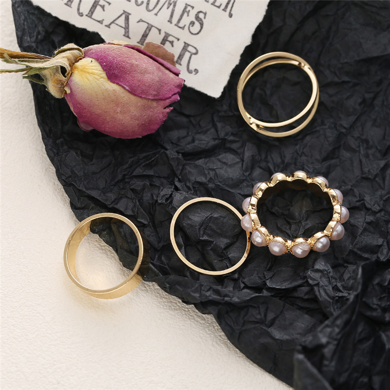 Four Pieces Of Creative Retro Inlaid Pearl Joint Ring Set