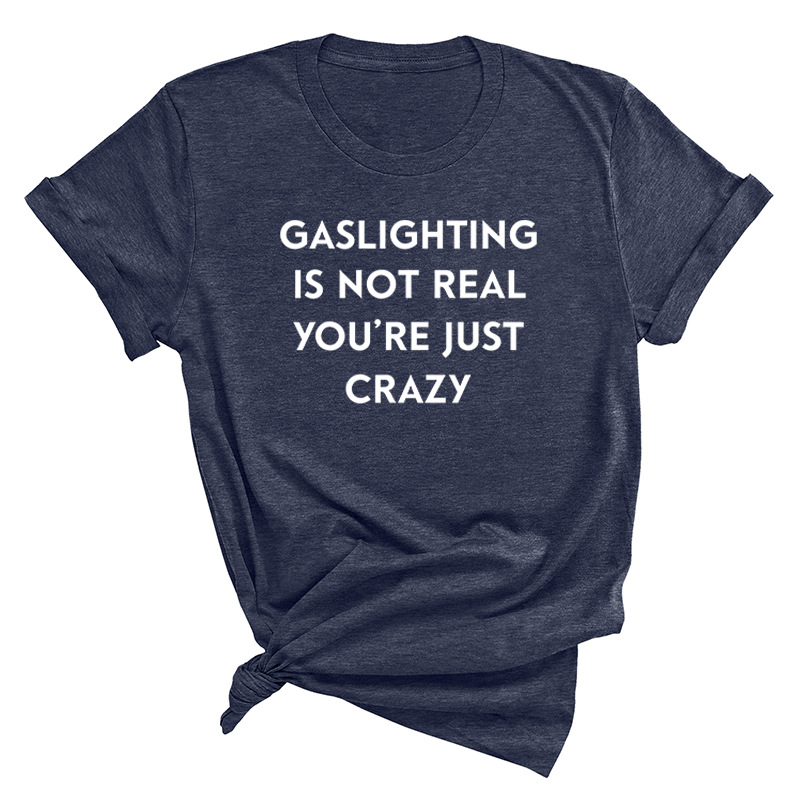 Title 12, Herrenmode mit Aufdruck „Gaslighting Is Not Rea...