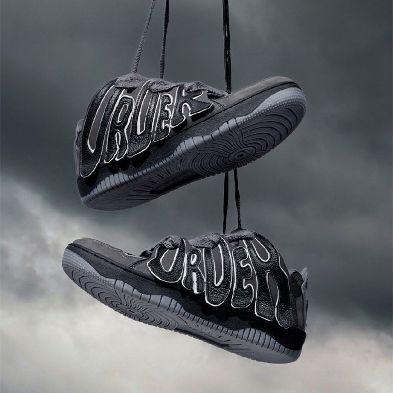 حذاء رياضي رجالي ونسائي بطبقة سفلية سميكة وتصميم حروف بأسلوب رجعي