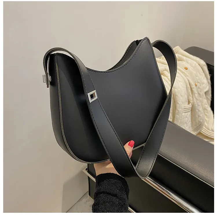 Superior Feeling One Shoulder Underarm Bag - Black