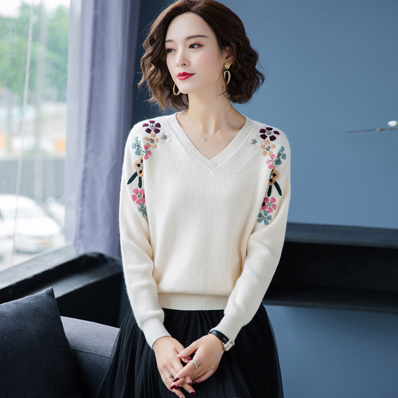 Loose Short Western Style Embroidered Knitted Bottoming Shirt