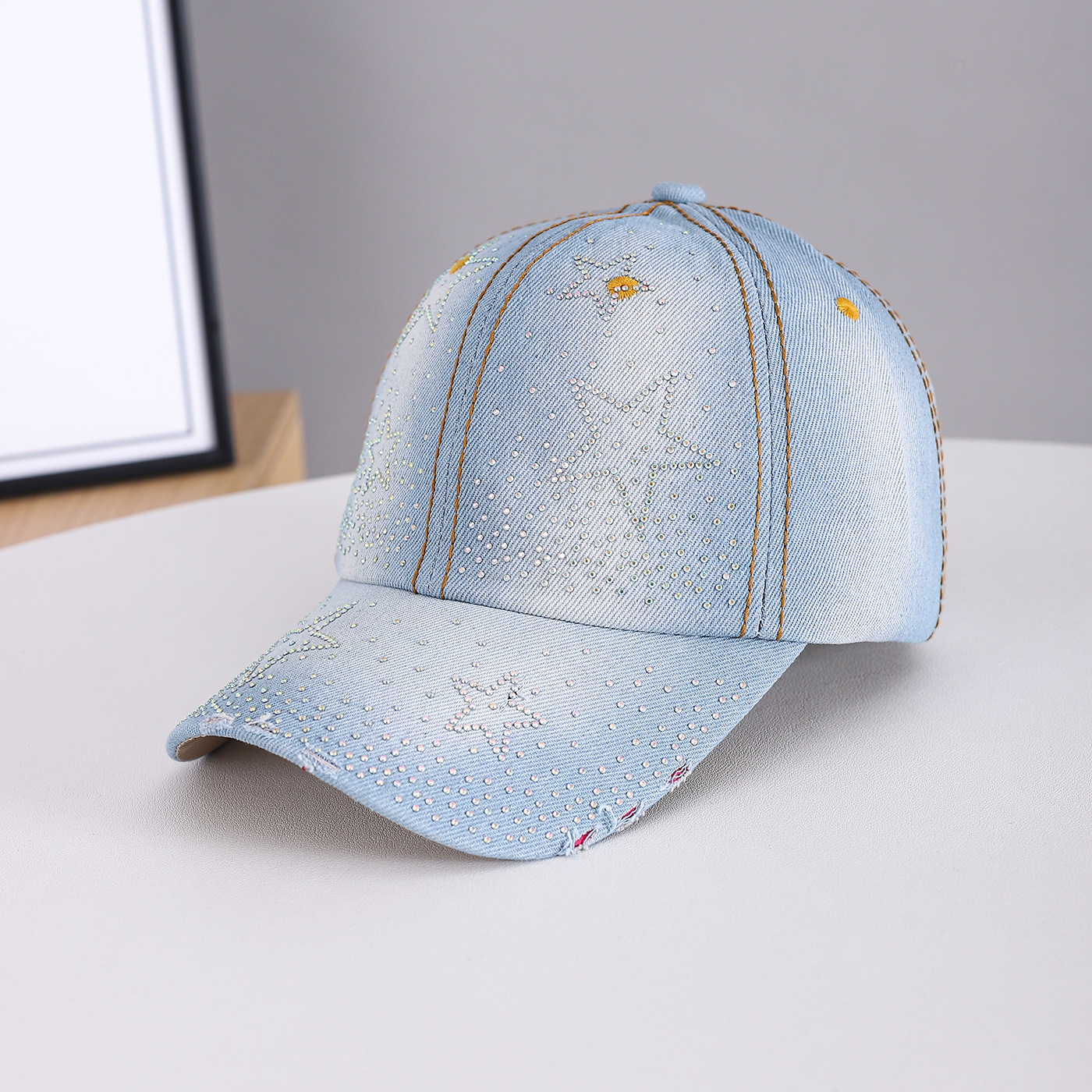 Spring And Summer Style Of Glittering Star-pattern Gradient Full-diamond Brimmed Water-washed Street Cool Baseball Cap, Suitable For Daily Commuting And Outings.