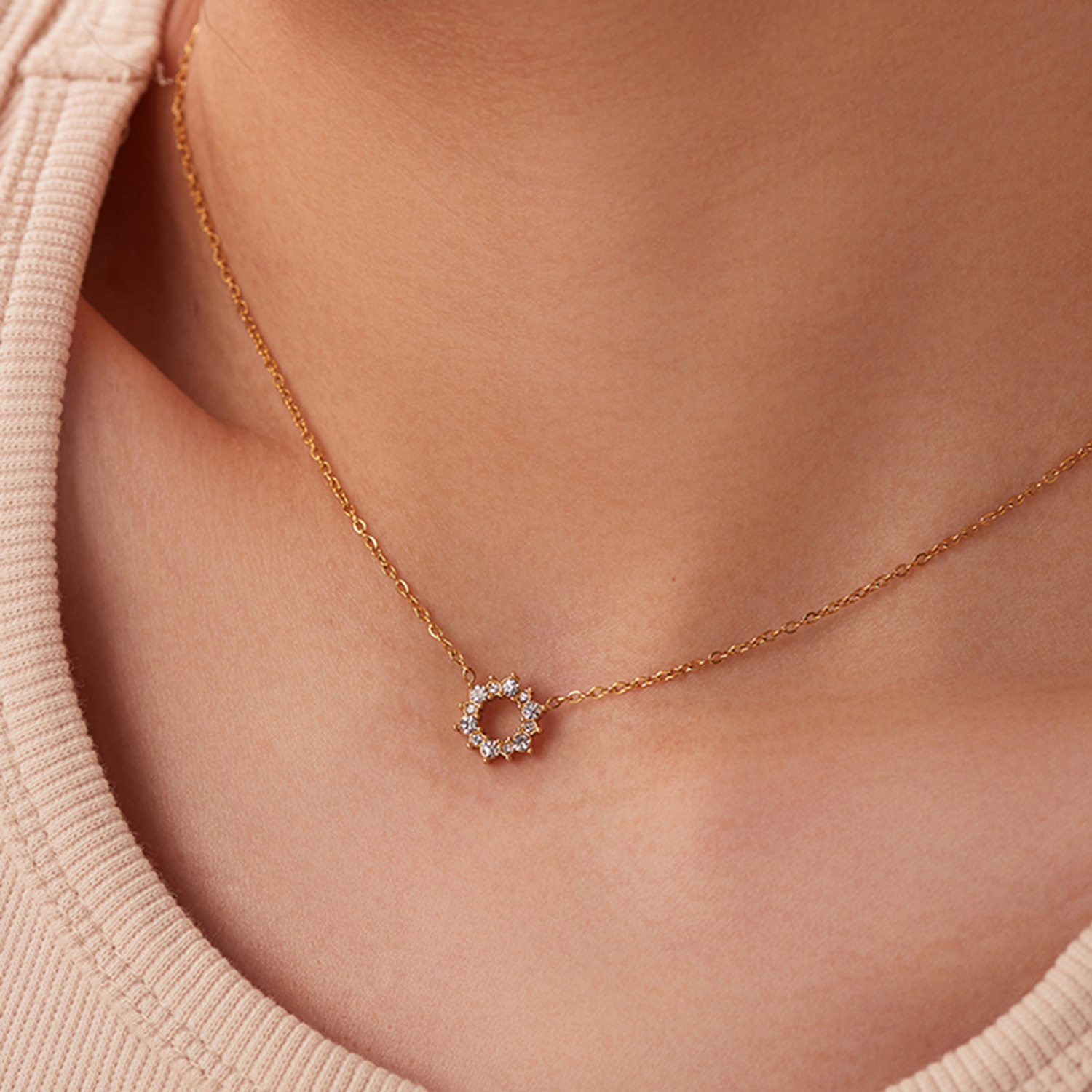 Minimalist ring necklace detail