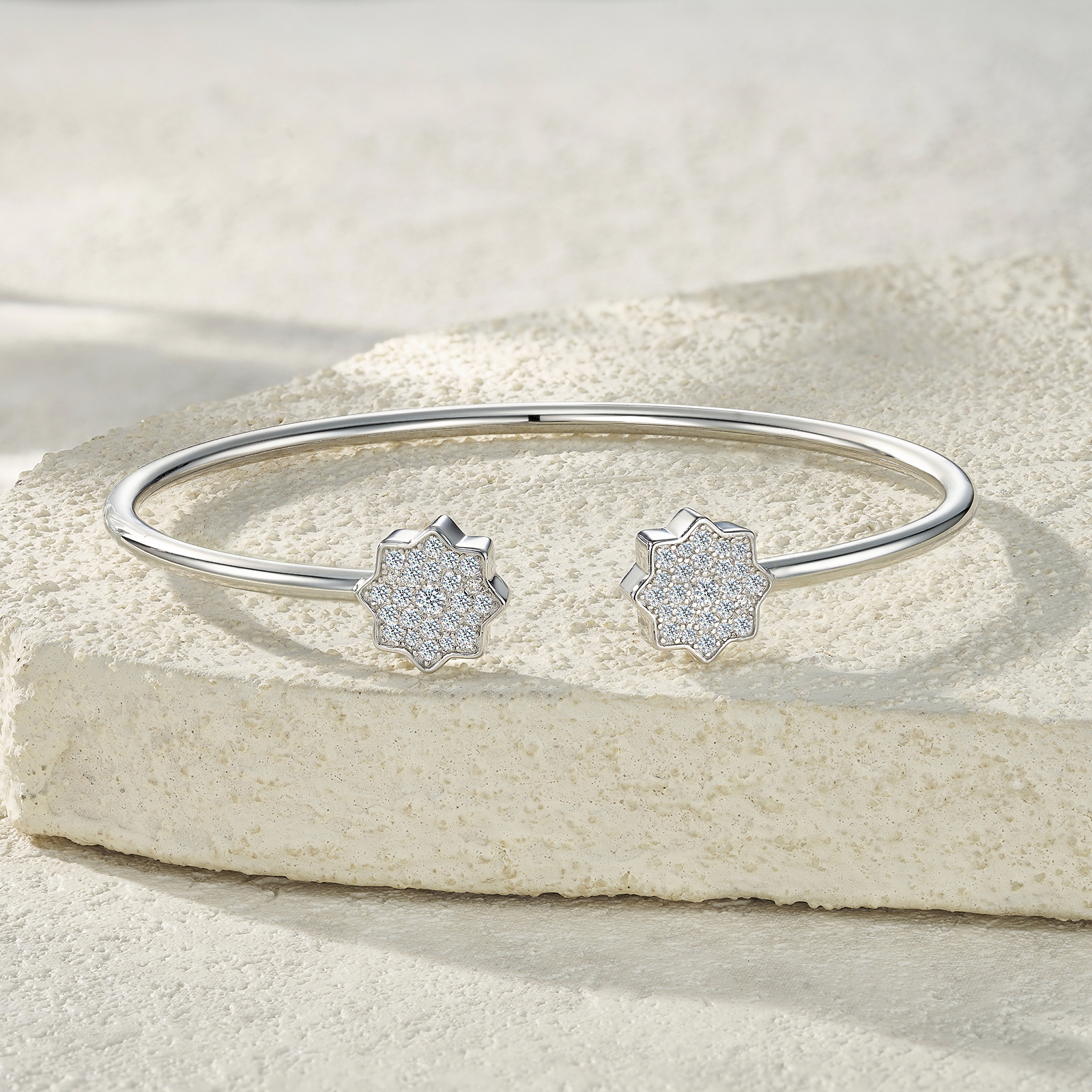 A Luxurious And Fashionable Minimalist Jewelry Bracelet Featuring Top-quality Moissanite, Made Of S925 Silver Electroplated With Platinum.