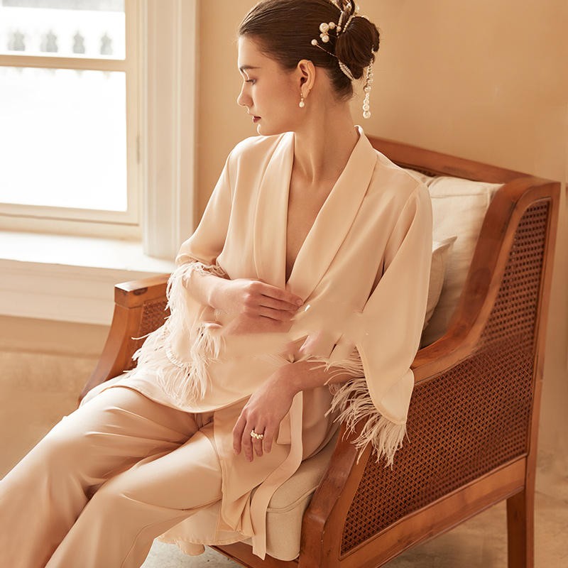 فستان نوم حريري بتفاصيل فراء ريش النعام المنزلي