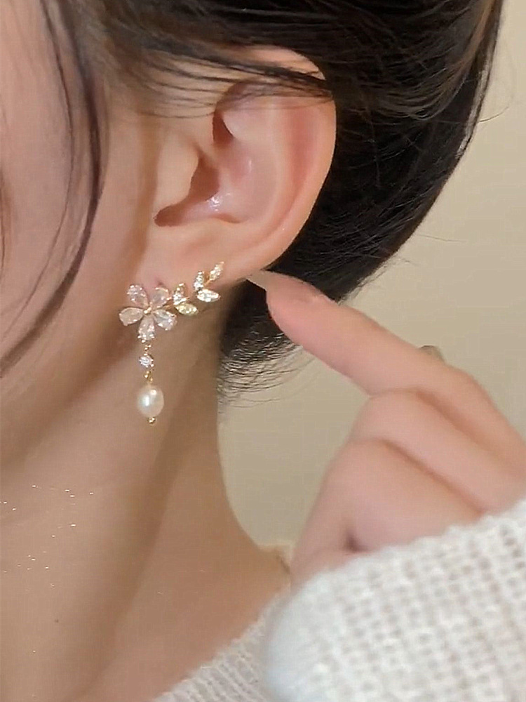 Title 5, Aretes con borlas y perlas con una sensación de...