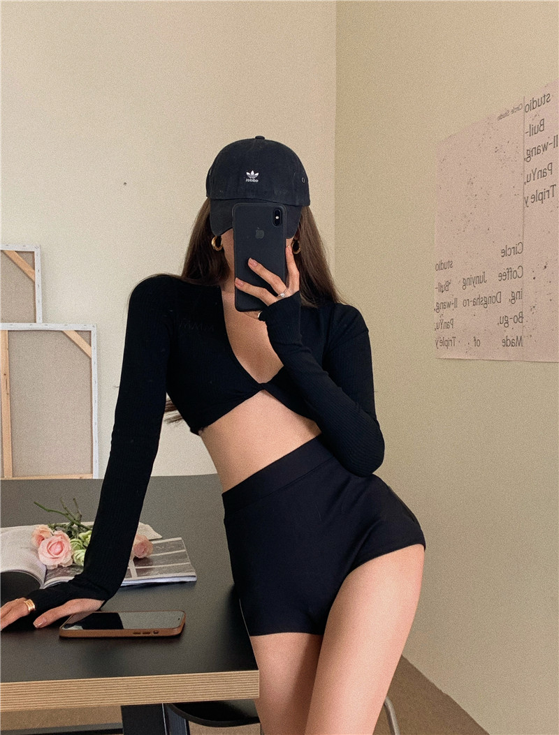 Short Cropped Black Long-sleeved Bottoming Shirt Top
