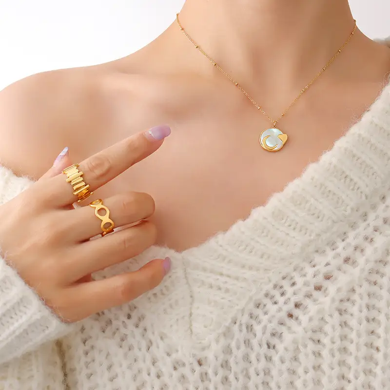Small Retro Peach Heart White Sea Moon Necklace