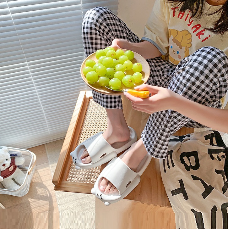Wearing Thick-soled Sandals And Slippers At Home And Indoors In Summer