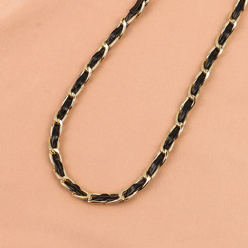 قلادة قصيرة من الحبال المضفرة السوداء