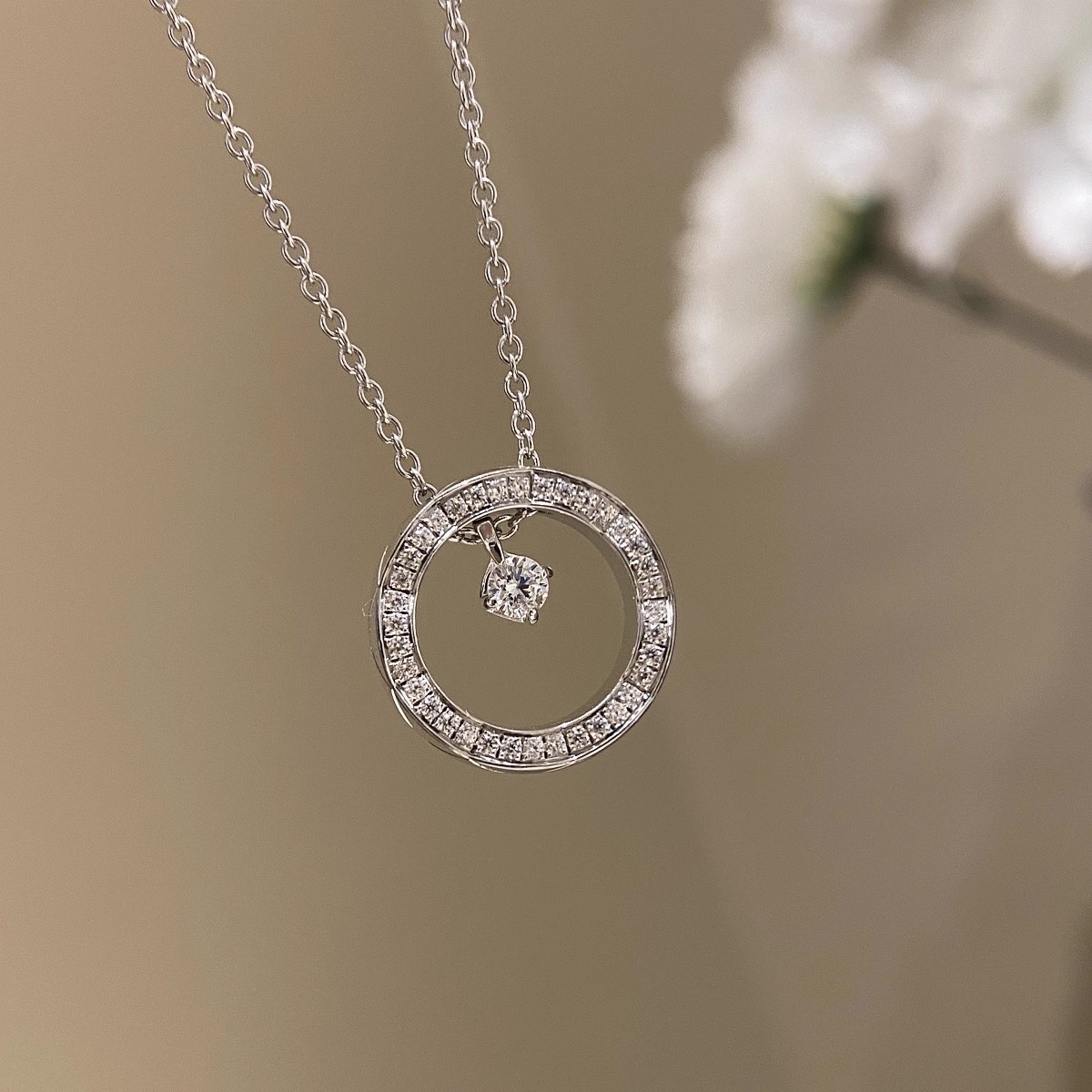 Light Luxury Elegant Quilted Grid Moon Charm Clavicle Necklace For Women, Gold Tone Metal Sparkling Daily Neck Jewelry