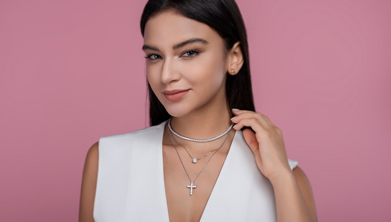 Embedded With Top-quality Moissanite, This Luxurious And Fashionable Minimalist Jewelry Set Includes A Necklace Pendant, A Collar Chain, And S925 Silver Electroplated With Platinum.
