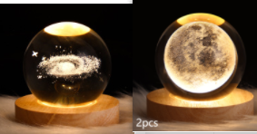 Kleine nachtlamp met kristallen bol, sterrenhemel en planeten – massiefhouten lampvoet, zonnestelsel 6 cm, 2 stuks