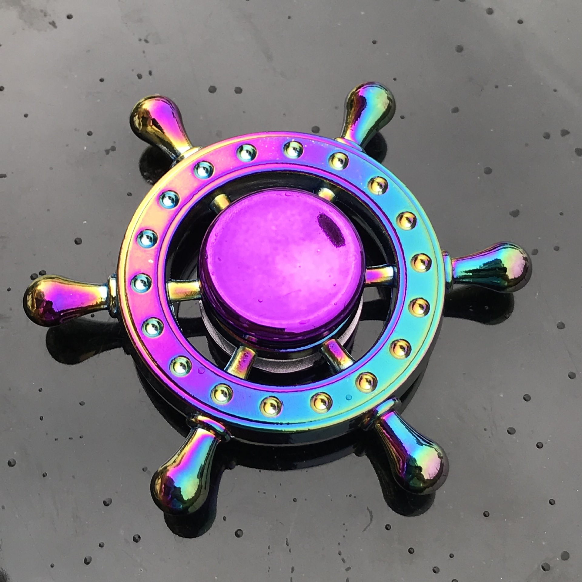 High-speed spinning metal fidget spinner decompression toy.