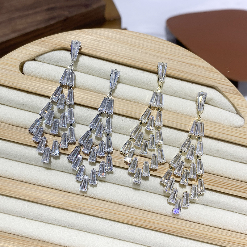 õõnes zirkoni kõrvarõngad