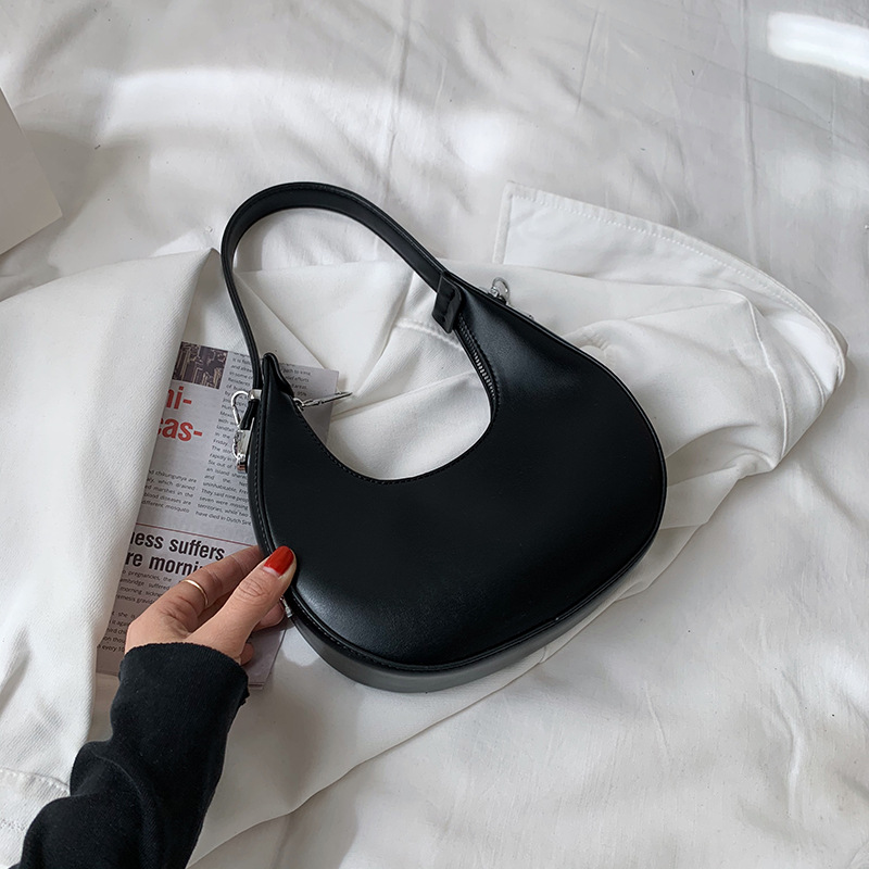 Popular Chain Messenger Bag Black - Shop at LoveMi