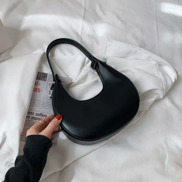 Popular Chain Messenger Bag Black - Shop at LoveMi