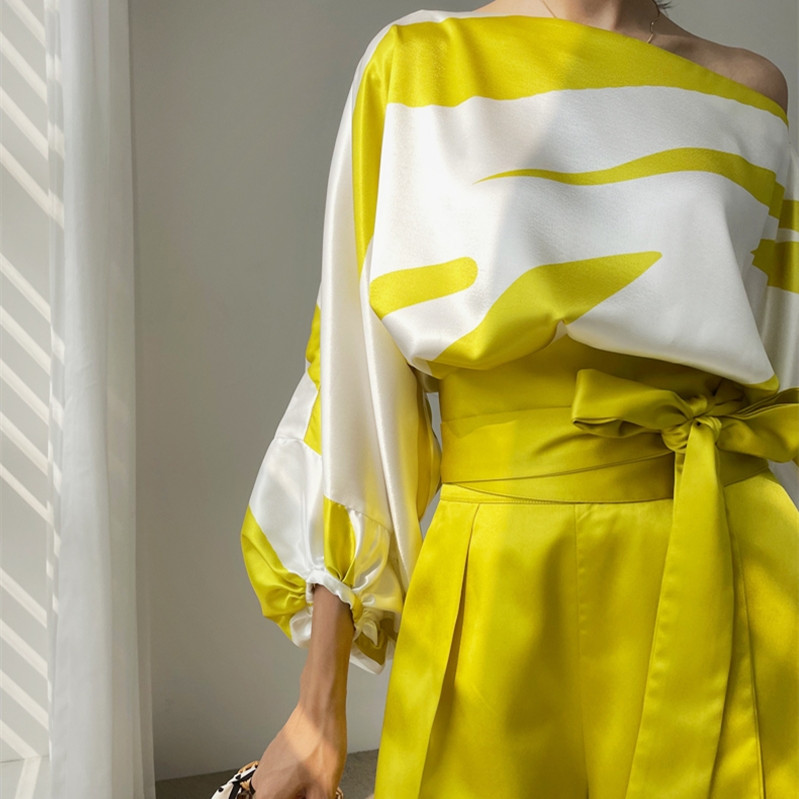 طقم نسائي مريح بتصميم كم فانوس مطبوع وقميص واقي من الشمس مع شورت