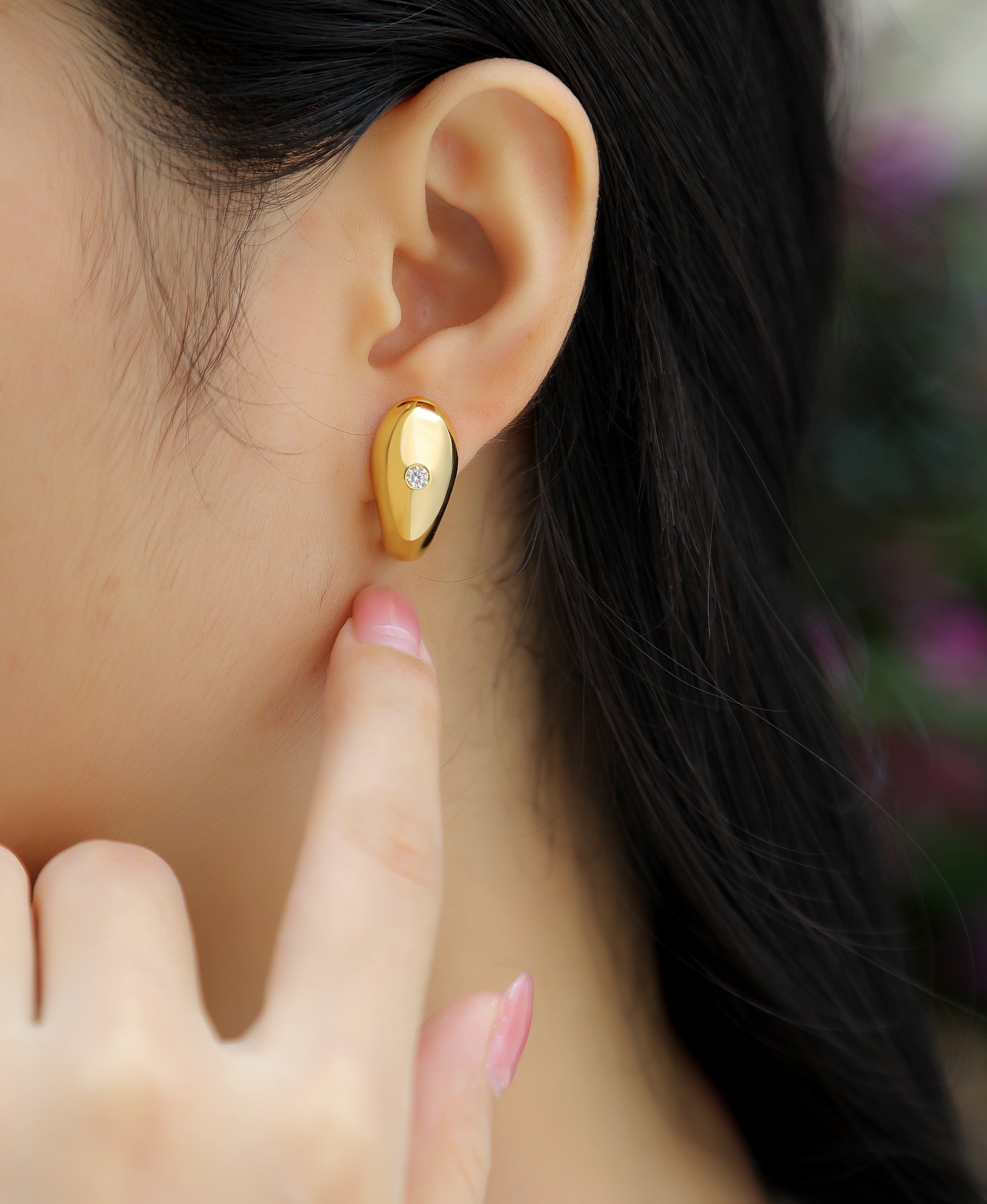 A Luxurious And Fashionable Minimalist Jewelry Earring Set Featuring A 0.1-carat Top-quality Morganite, Made Of S925 Silver Electroplated With Gold.