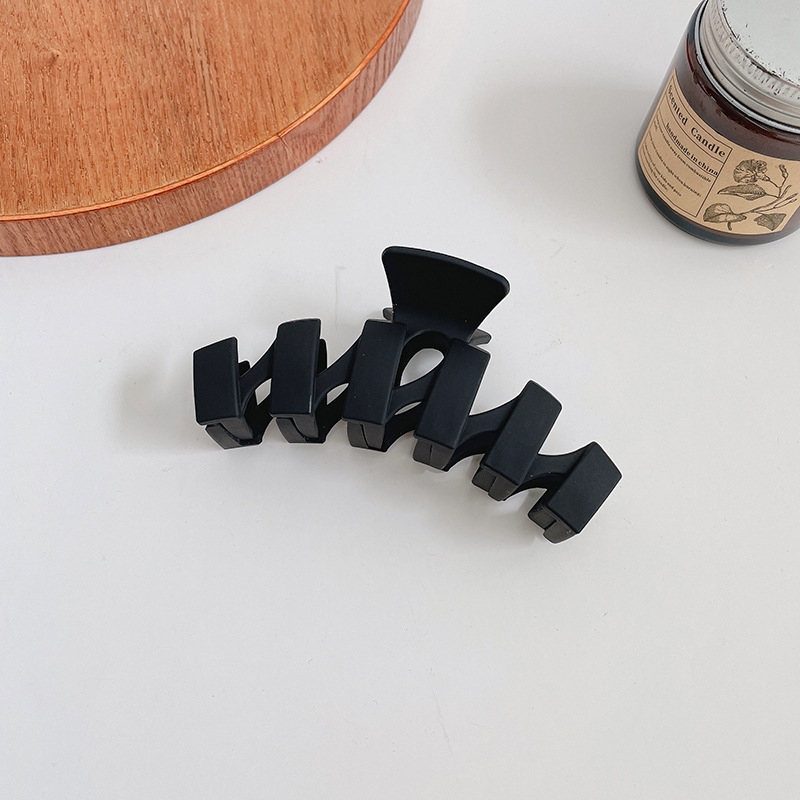 Irregular Black Grab Clip