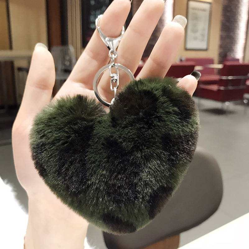 Petit cadeau pendentif porte-clés de voiture en boule de fourrure léopard cœur – vert militaire, boule de fourrure léopard cœur