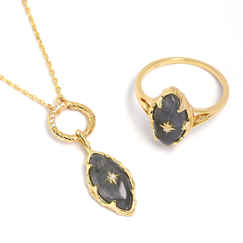 خاتم نسائي مرصع بحجر مطلي بالفضة