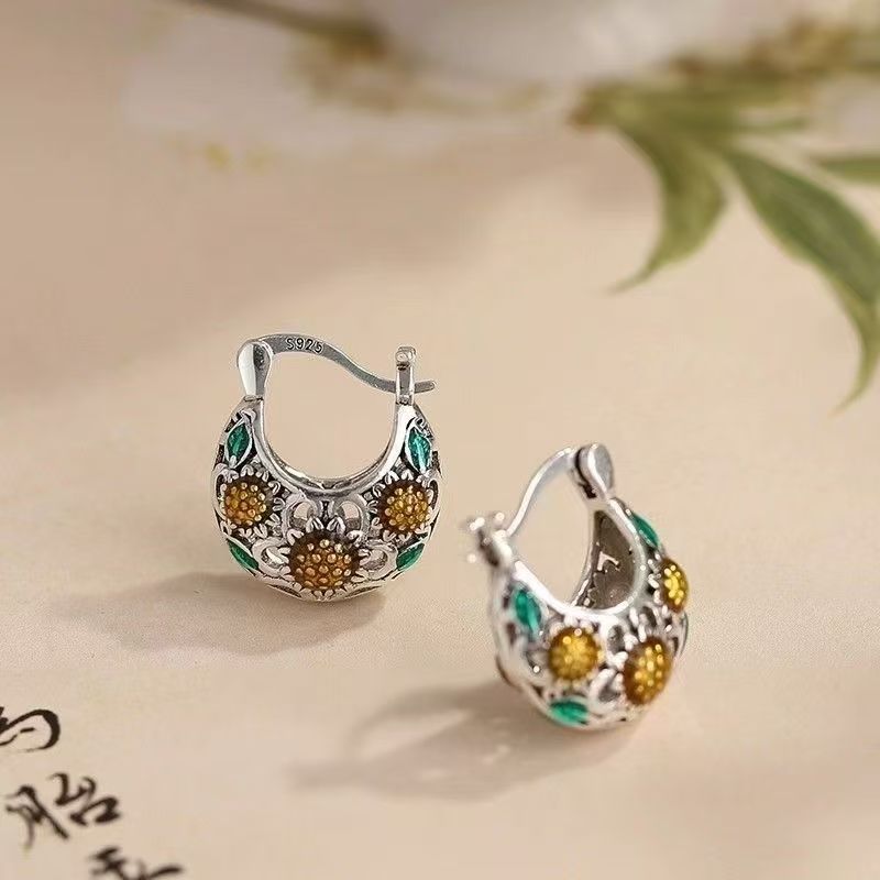 New Chinese Style Sunflower Click Hoop Earrings For Women, Light Luxury High-End Niche Design Ethnic Vintage Metal Ear Jewelry