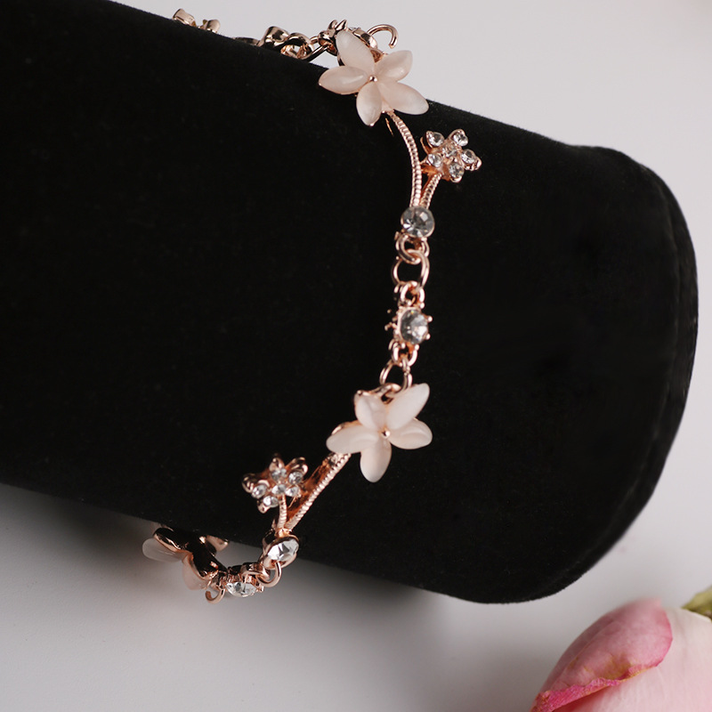 Elegant Temperamental Cold Style Personalized Flower Bracelet