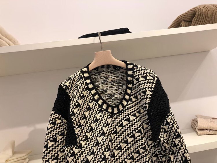 Fashion Round Neck Color Contrast Irregular Design Sweater