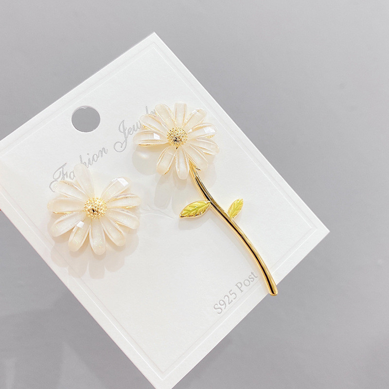 European And American Style 925 Silver Needle Small Daisy Earrings Asymmetric Flower Earrings