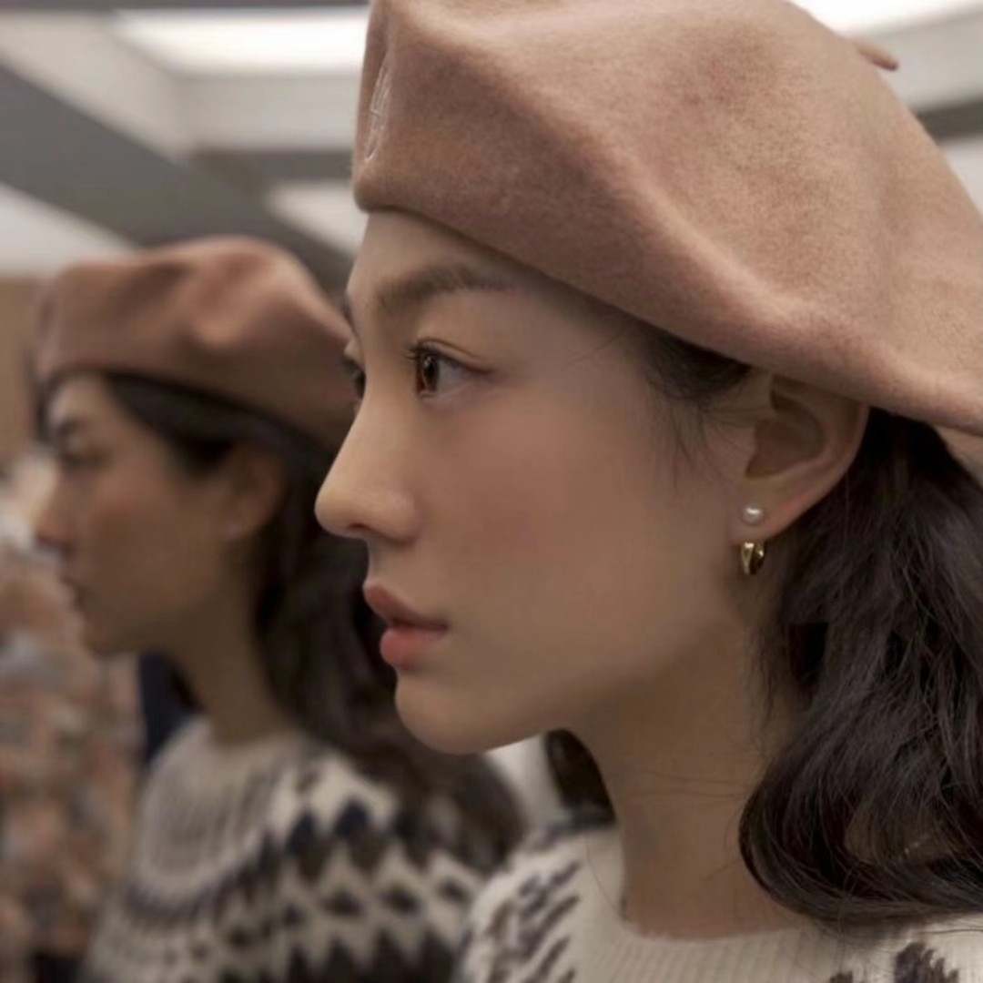 Ladies Pearl Circle Back Hanging Niche Stud Earrings