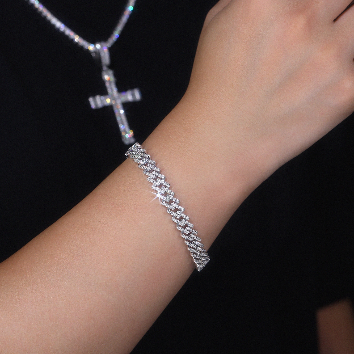 Set With Top-quality Moissanite, This Luxurious And Fashionable Light Luxury Jewelry Silver Bracelet Is Made Of S925 Silver Electroplated With Platinum