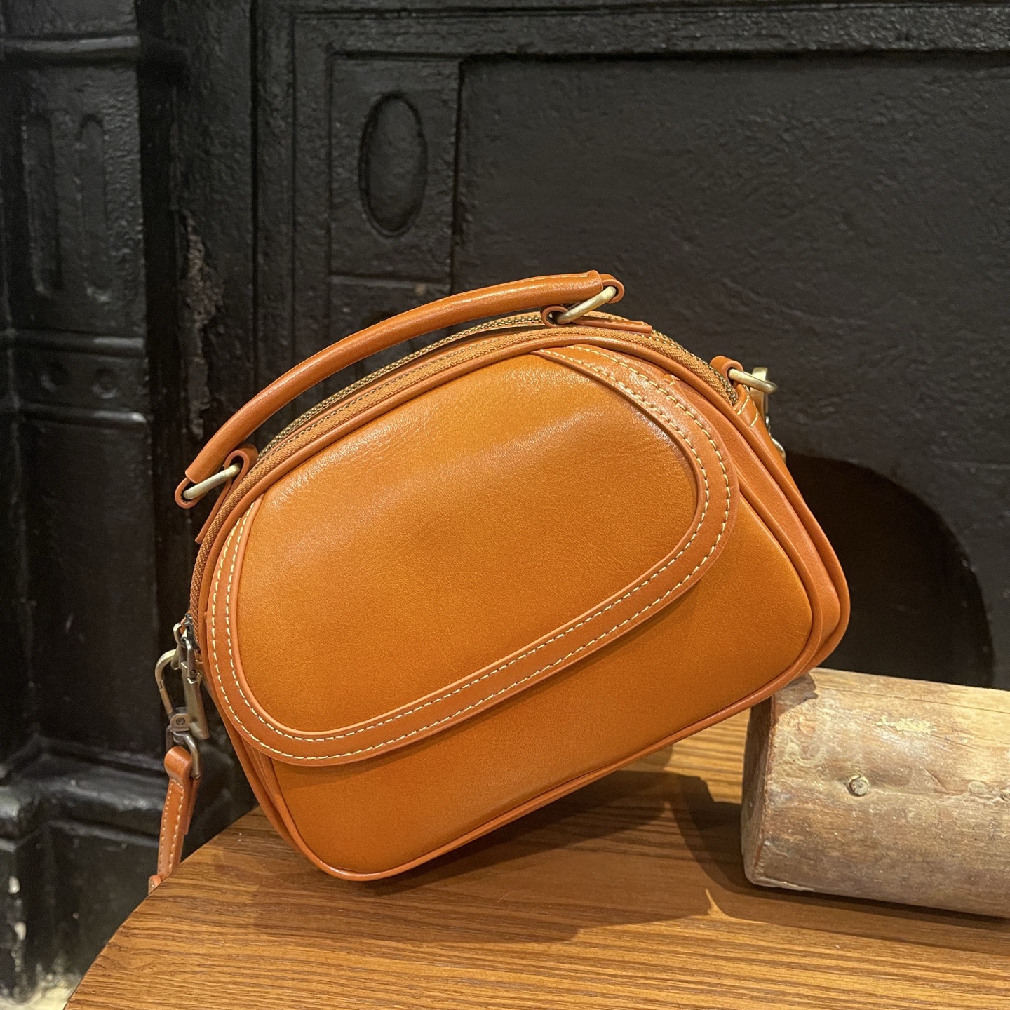 Top-grain Leather Single-shoulder Crossbody Bag, 2025 New Women's Vintage Handbag, Stylish And Versatile Simple Small Round Bag 4