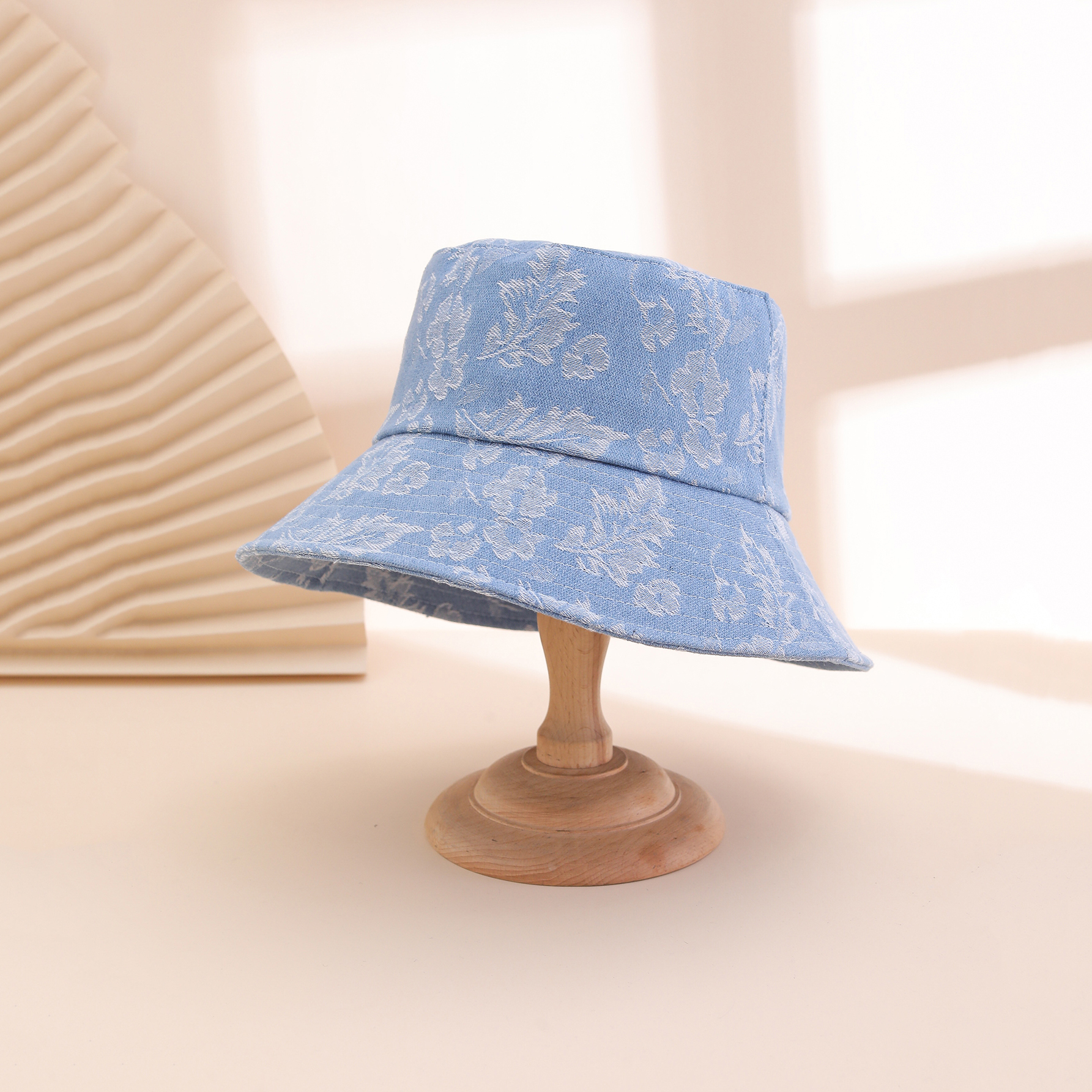 Korean-style Water-washed Jacquard Peaked Cap In Classic Blue Color. A Perfect Sun Hat For Outdoor Use And Versatile For Photography.