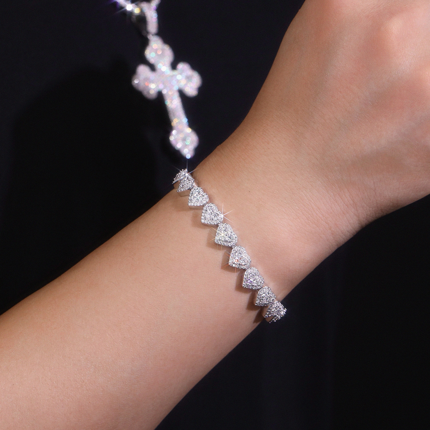A Luxurious And Fashionable Minimalist Jewelry Bracelet Featuring Top-quality Moissanite, Made Of S925 Silver Electroplated With Platinum.